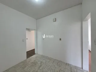 Hall de entrada com piso de cerâmica claro.