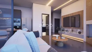 Sala de estar moderna com sofá branco e televisão em um imóvel.