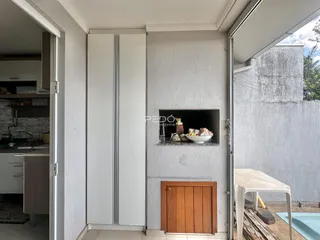 Hall de entrada com nicho de lareira e acesso à cozinha.