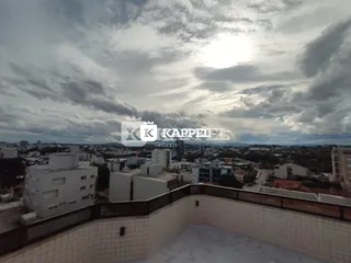 Vista panorâmica de um horizonte urbano sob um céu nublado.