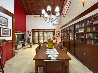 Sala de jantar com piso de cerâmica e móveis de madeira no interior da residência.