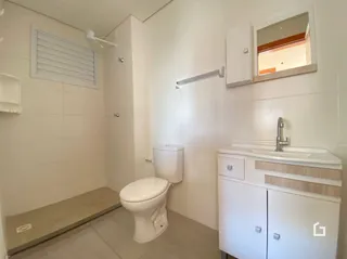 Foto de um banheiro interno com vaso sanitário e pia.