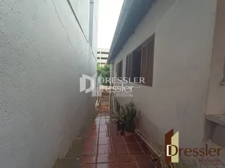 Vista externa de um corredor lateral de uma residência em Lajeado.