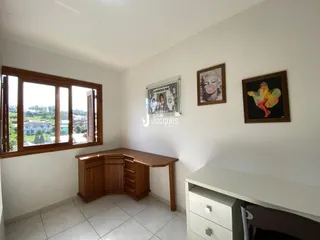 A sala de estar possui uma grande janela com vista para o exterior.