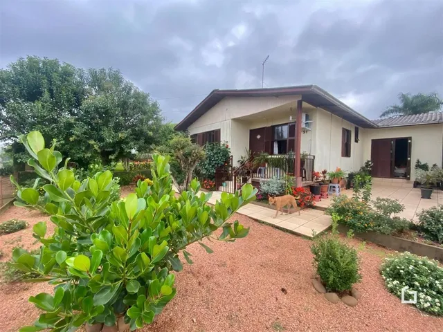Fachada de uma casa em Lajeado, Brasil, com jardim na frente.