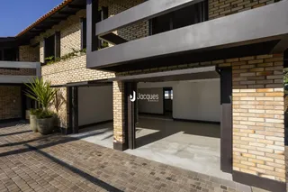 Fachada de uma residência em Lajeado, Brasil com detalhes arquitetônicos modernos.