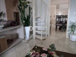 Hall de uma propriedade em Lajeado com piso de cerâmica e decoração moderna.