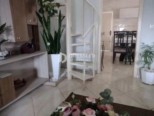 Hall de uma propriedade em Lajeado com piso de cerâmica e decoração moderna.