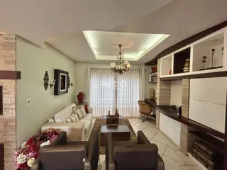 Sala de estar com sofá e decoração em um imóvel no Brasil.