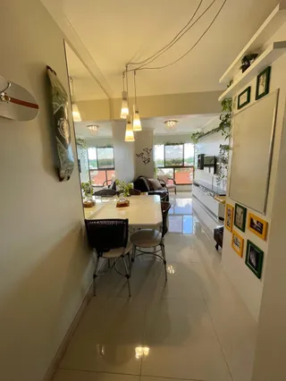 Uma sala de jantar clara com mesa e cadeiras em um imóvel em Lajeado.