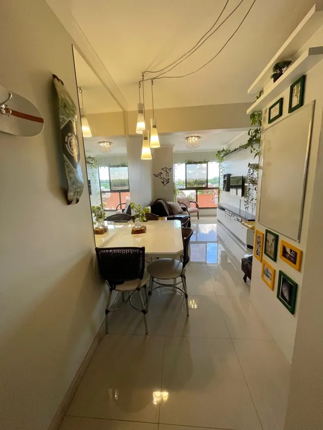 Uma sala de jantar clara com mesa e cadeiras em um imóvel em Lajeado.