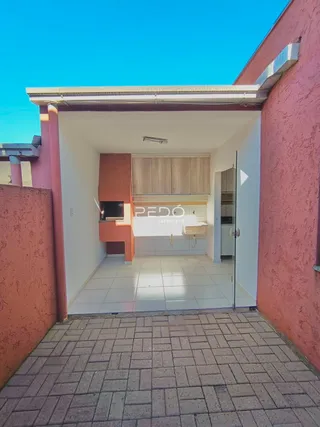 Fachada de uma casa em Lajeado, Brasil, mostrando a área externa coberta.