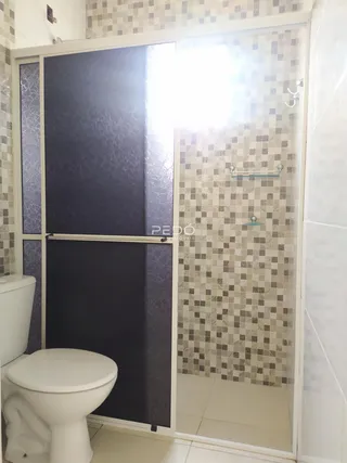 Foto de um banheiro com revestimento de azulejos.