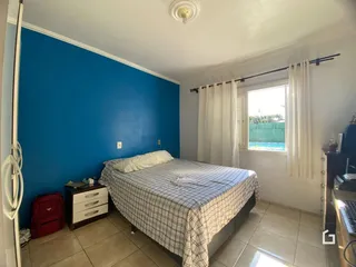 Quarto com parede azul e cama em um imóvel no Brasil.