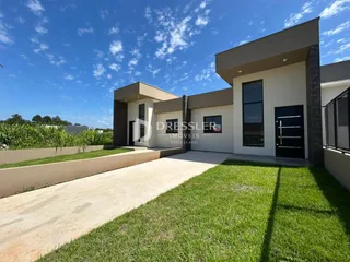 Fachada de uma residência em Lajeado, Brasil, com jardim e entrada de concreto.