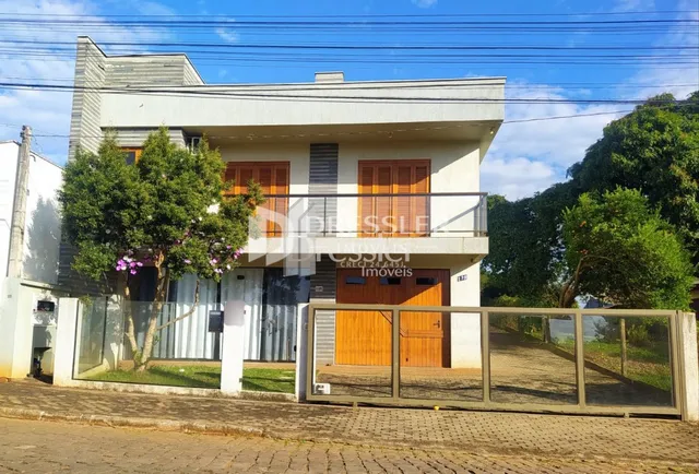 Fachada de uma residência em Lajeado, Brasil, com cerca frontal.