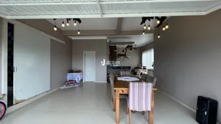 Interior da sala de jantar de uma residência em Lajeado, Brasil.