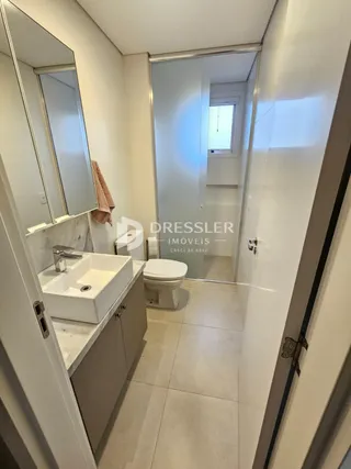 Hall de entrada com banheiro moderno em imóvel no Brasil.