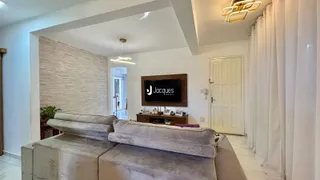 Sala de estar com sofá grande e parede texturizada em um imóvel no Brasil.
