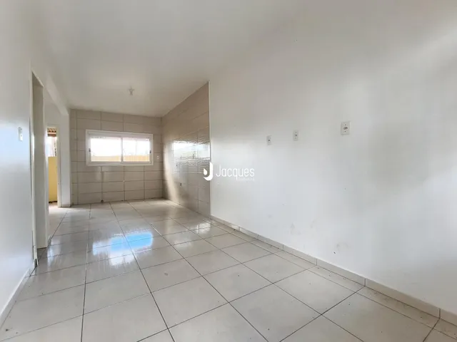 Hall de entrada com piso de cerâmica claro.