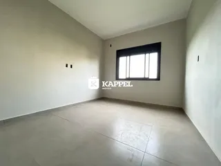 Ambiente interno com paredes brancas e piso de cerâmica.
