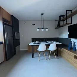 Foto de um ambiente de jantar com mesa e cadeiras em um imóvel.