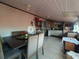 Vista interna de um corredor com piso de cerâmica e paredes claras.
