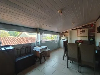 Sala de estar com piso de cerâmica e grandes janelas