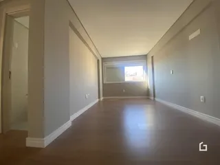 Hall de entrada com piso de madeira claro.