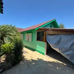 Fachada de uma residência verde em Lajeado, Brasil.