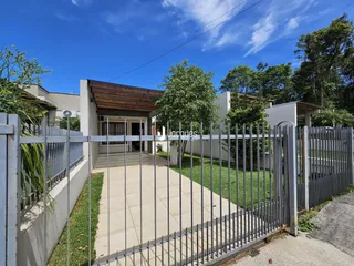 Vista da fachada de uma residência com cerca e jardim em Lajeado, Brasil.