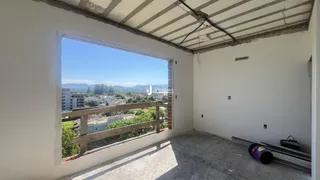 Vista da área externa com grade de madeira de um imóvel em Lajeado.