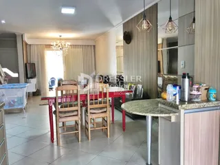 Sala de estar com móveis e paredes claras.