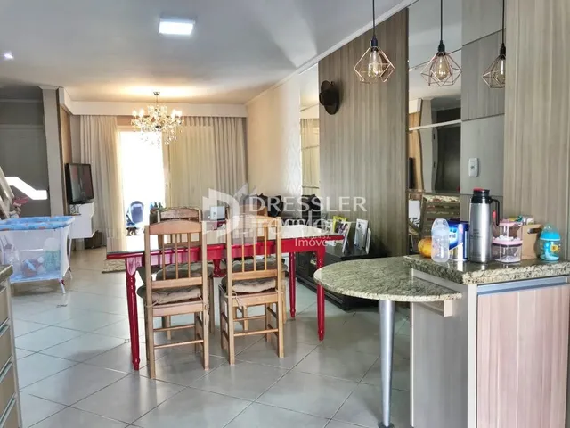 Sala de estar com móveis e paredes claras.