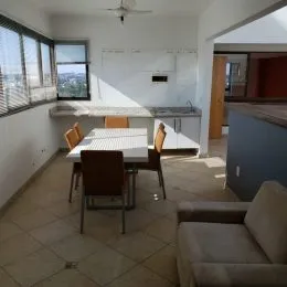 Foto de uma sala de jantar com mesa e cadeiras em um imóvel em Lajeado.