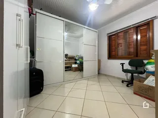 Interior de uma sala com piso de cerâmica e portas de vidro.