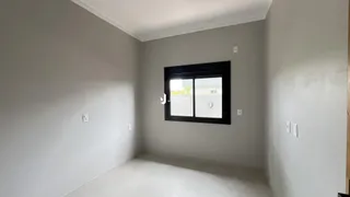 Uma sala interna com paredes brancas e piso claro.