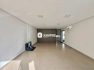 Hall de corredor longo com piso de cerâmica e armários embutidos na parede.
