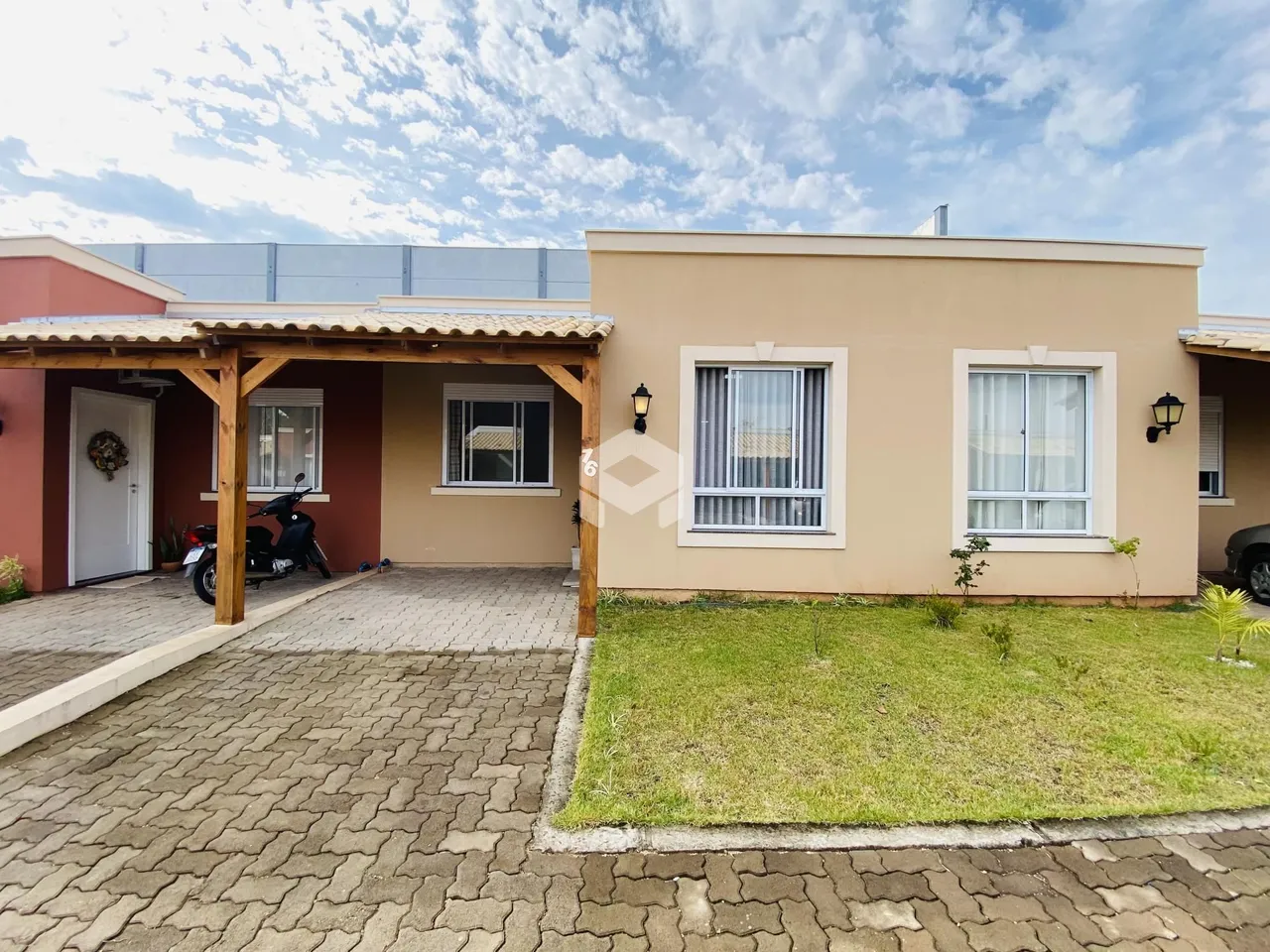 Fachada de uma casa em Lajeado, Brasil, com entrada e jardim.