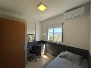Quarto com vista para a paisagem da cidade.