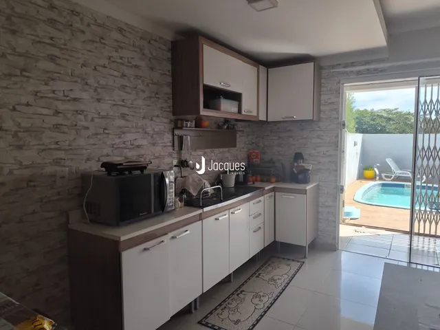Vista da cozinha com armários e bancadas em um imóvel no Lajeado.