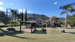 Paisagem externa com gramado e árvores em uma propriedade em Lajeado.