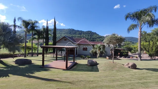 Paisagem externa com gramado e árvores em uma propriedade em Lajeado.