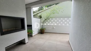 Vista de uma área externa com parede decorada em Lajeado.