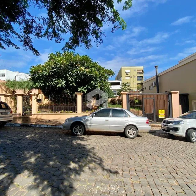 Vista da fachada de uma propriedade em Lajeado, Brasil, com paisagismo e estacionamento.