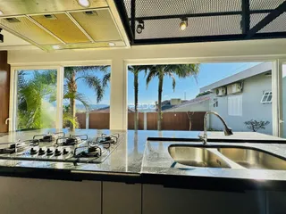 Cozinha com vista para o exterior.