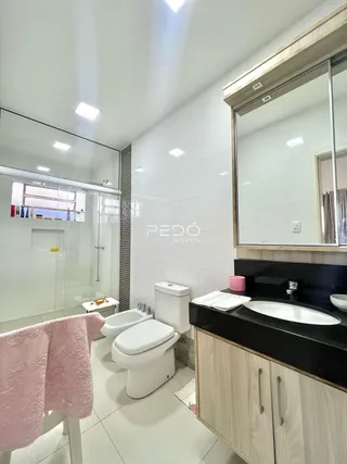 Foto de um banheiro moderno com piso de cerâmica branca.