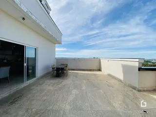 Área externa de concreto adjacente à fachada da casa.