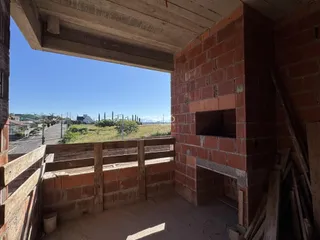 Vista de uma estrutura de tijolos expostos com vista para o horizonte.