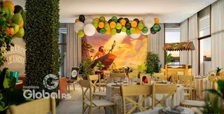 Ambiente interno de uma sala decorada para um evento com mesas e cadeiras.